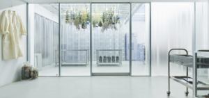 eden worksは、edenworks初のフラワーショップです。 花は生き物であるから、可能性に満ちています。 その可能性を、見つけ、引き出し、伝えたい。 2015年7月からスタートしたedenworks bedroom よりIntimateな空間になって2018年にリニューアル。 はじまりの場所、夢をみる場所として edenworks bedroomは週末にオープンしてます。
